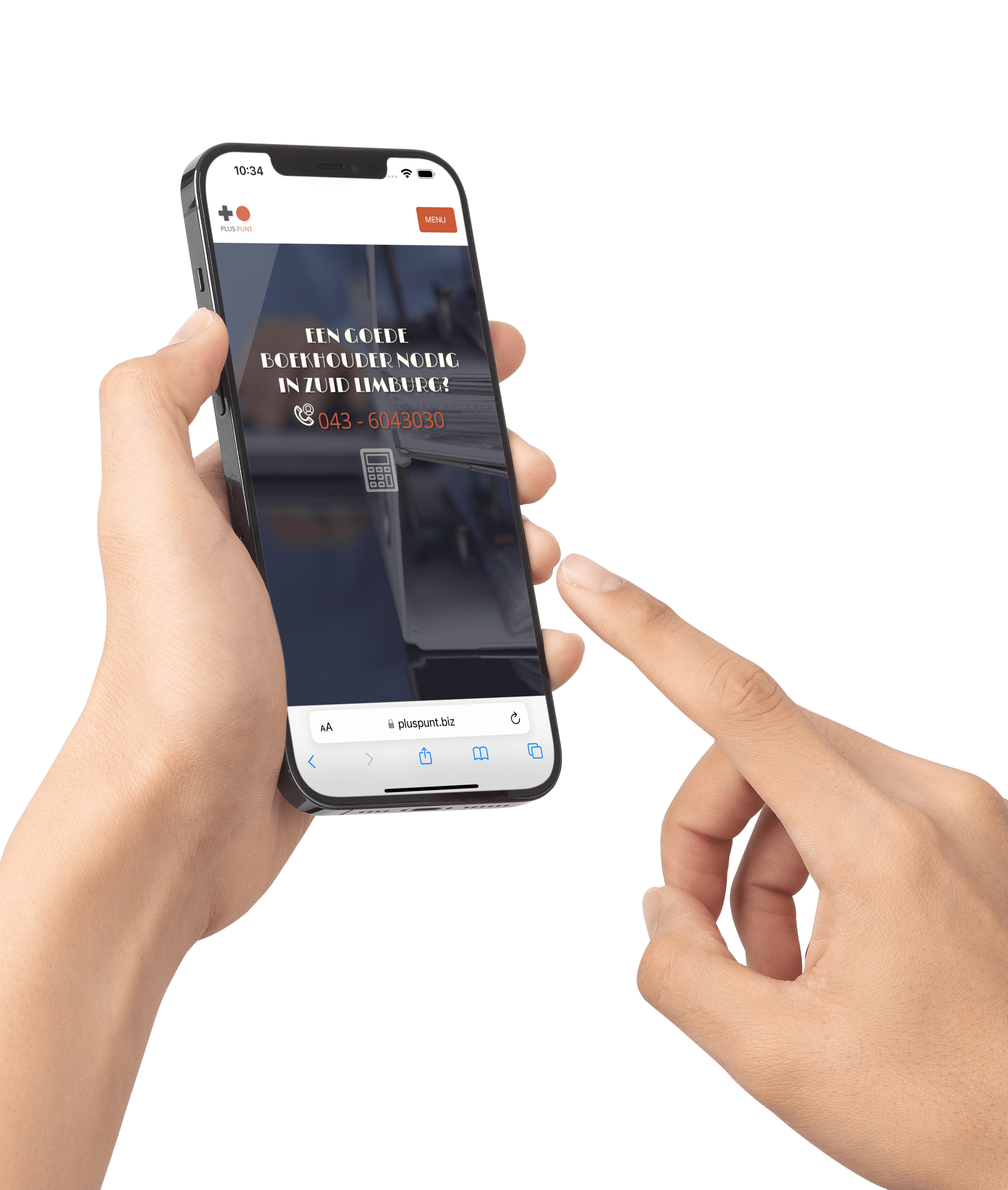Hand met mobile telefoon en daarop de website van Plus Punt Administraties.
