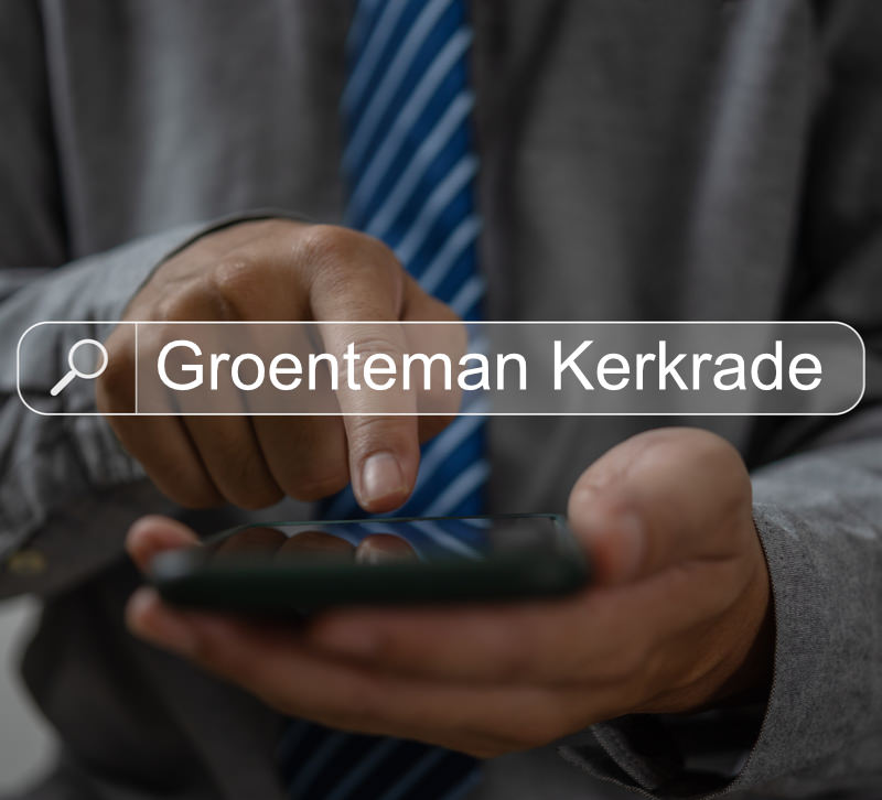 Een zwarte man zoekt in Google Search naar een groenteman in Kerkrade