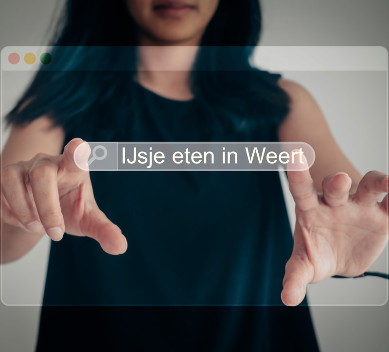 ZZper staat voor haar horecabedrijf in haar handen een bord met welkom er op
