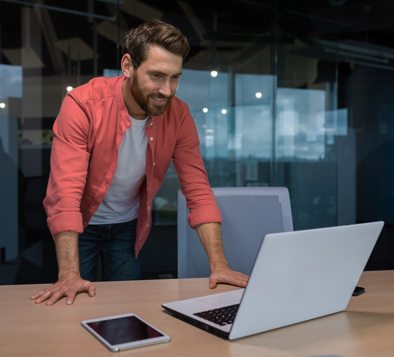Een kijkje in de studio van AllMediaLab webdesign met een mannelijk personeelslid in Zuid Limburg