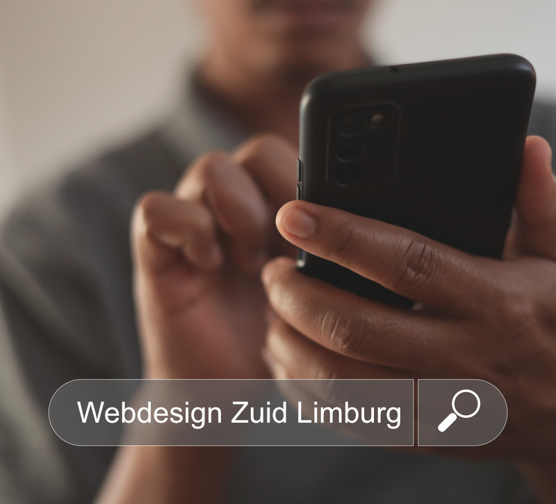 Een zwarte man zoekt in Google Search naar webdesign in Zuid-Limburg