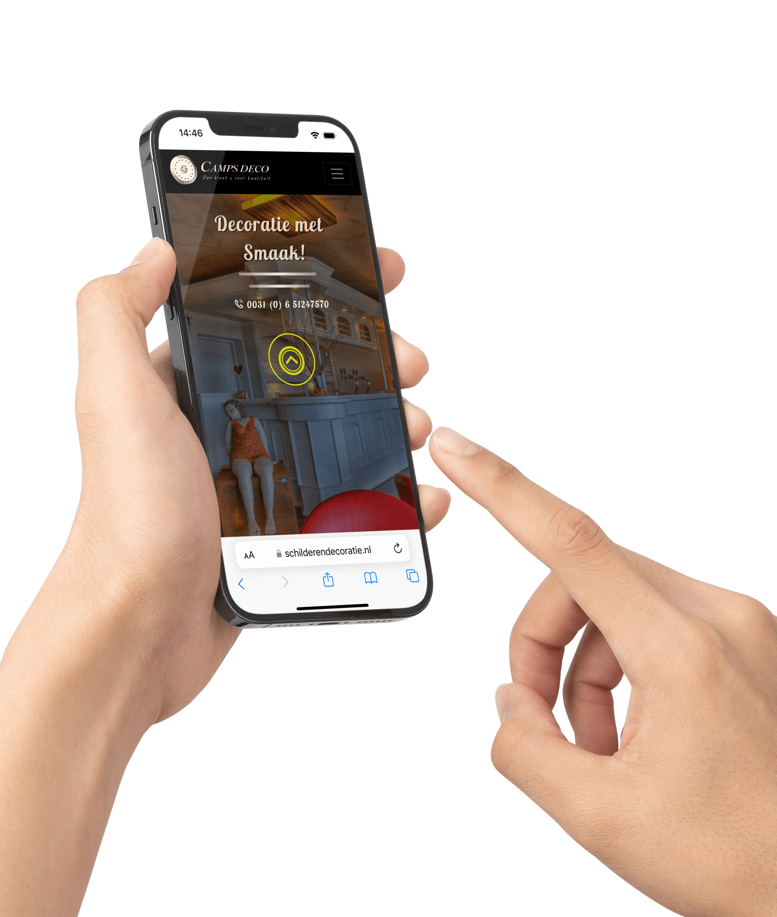 Mobiele telefoon in een hand met op de telefoon de website van Camps deco in Eys Zuid Limburg