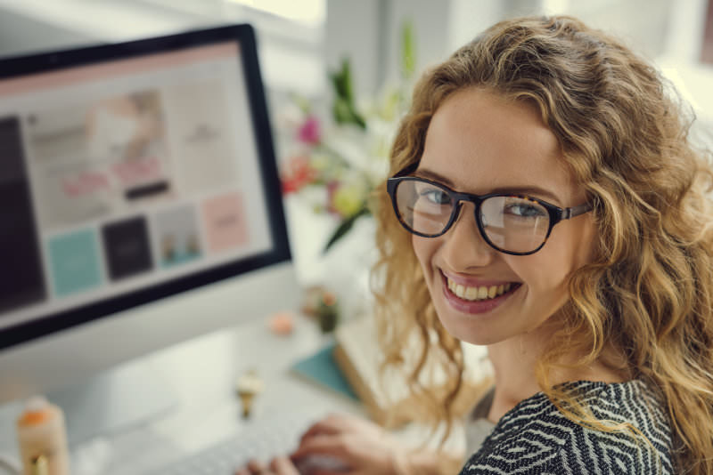 Vrouwelijke webdesigner van AllMediaLab webdesign